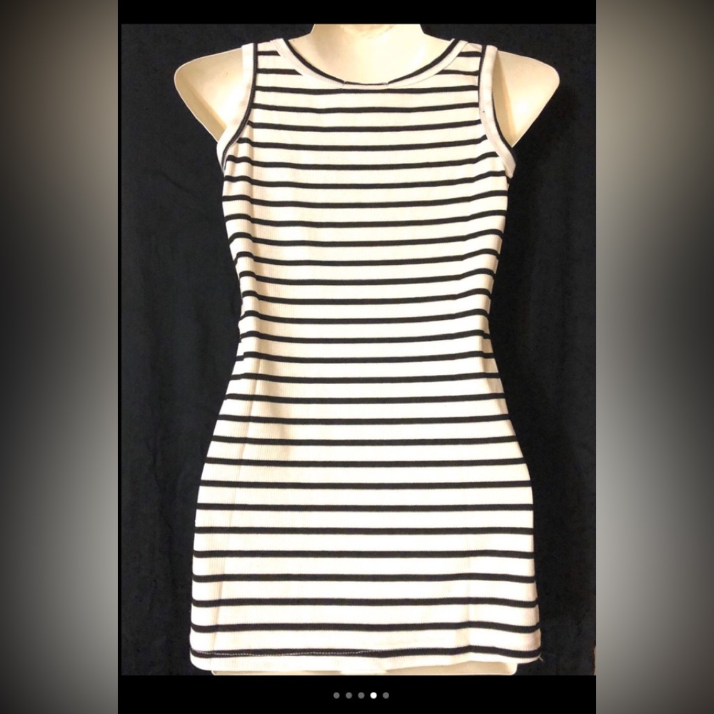 Rib-Knit Striped Scoop Neck Tank Top - Black & White (M/L)